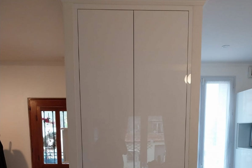 Un rangement sur mesure en mélaminé blanc : la touche moderne et fonctionnelle