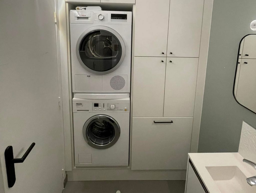 Aménagement d’une buanderie avec placard sur mesure