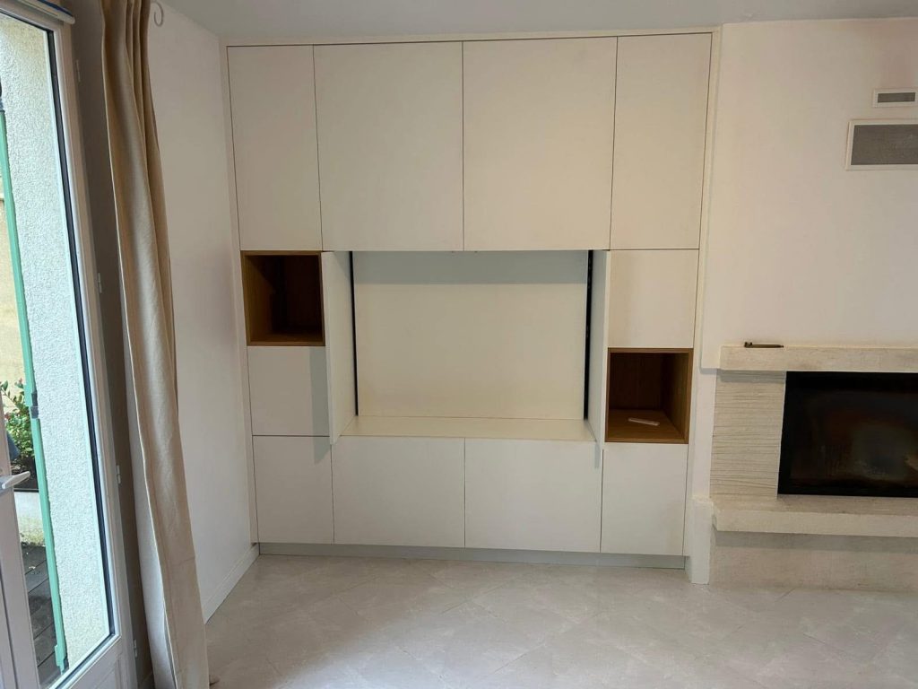 Fabrication et pose d’un meuble de salon : TV, rangement et décoration sur mesure