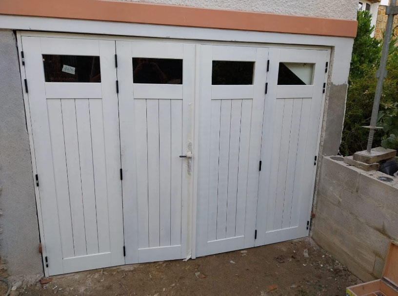 Fabrication et pose de portes de garage en bois rouge exotique