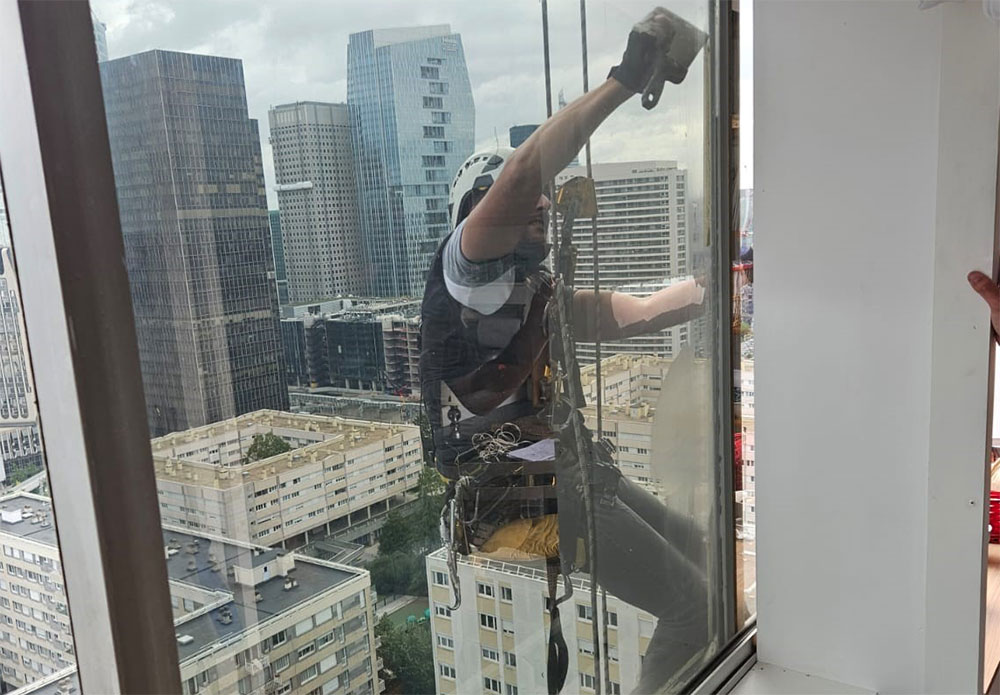 Remplacement d’une vitre au 23ème étage à la défense
