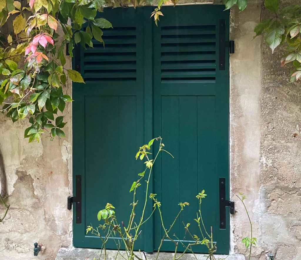Fabrication et pose de volets à cadre persienne chêne