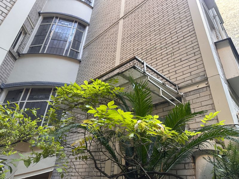 Installation sur mesure d’une marquise dans le 15ᵉ arrondissement de Paris