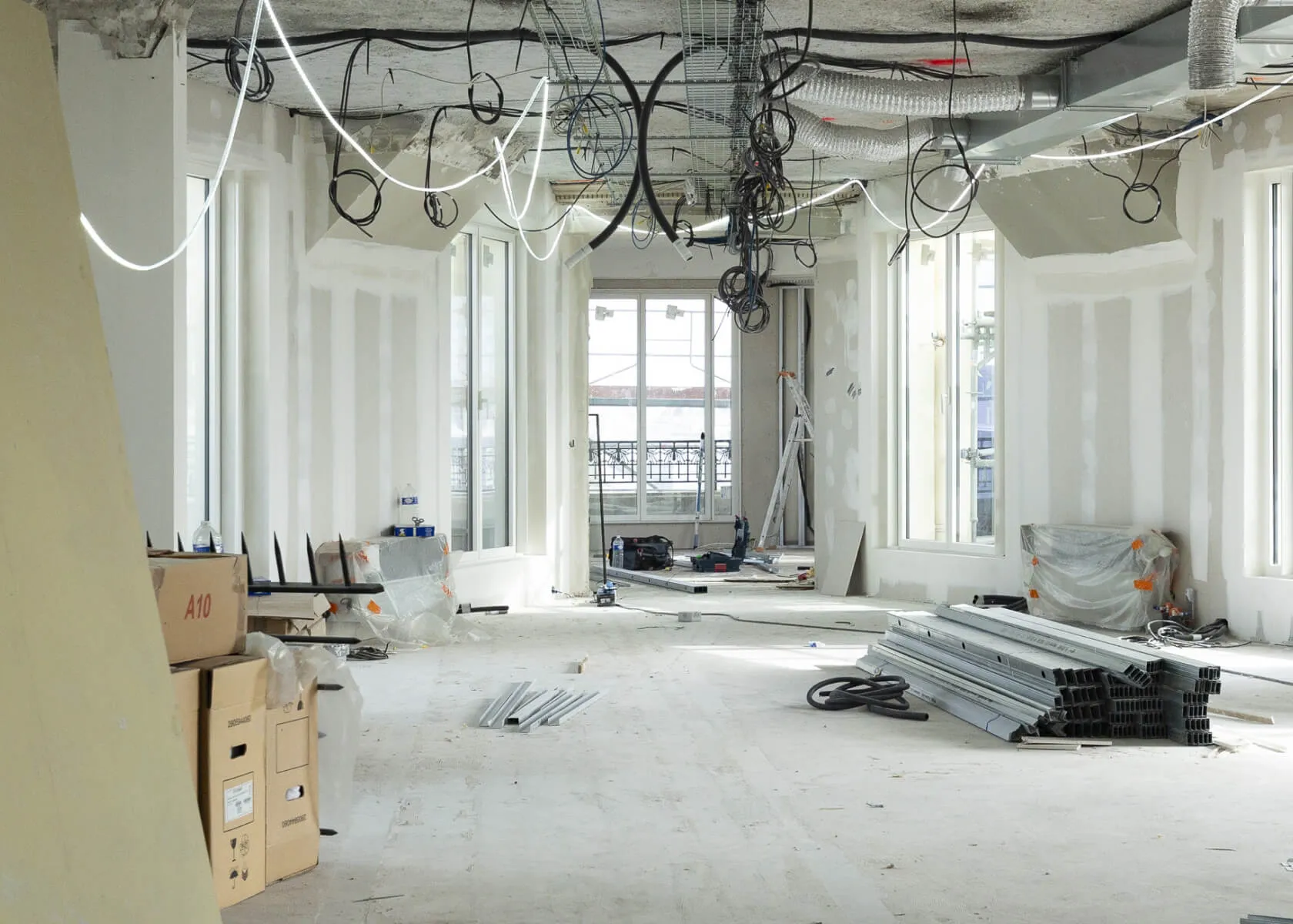 Aménagement et rénovation de boutique à Paris : vitrerie, menuiserie et mobilier sur mesure