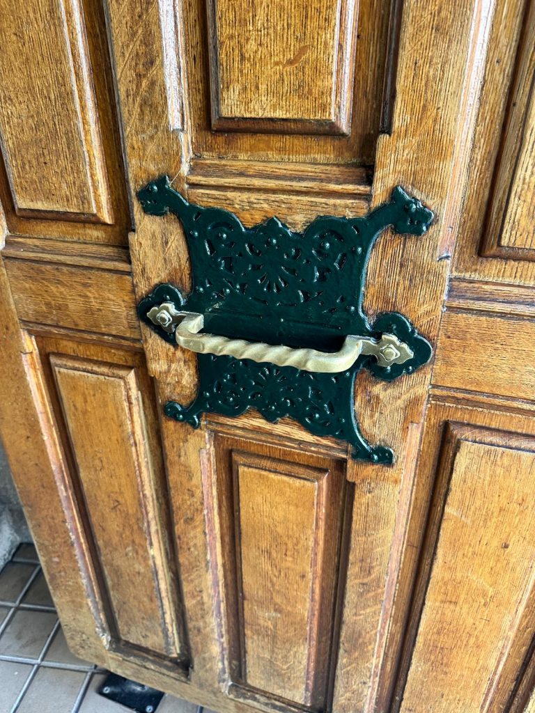 Porte cochère après rénovation complète à Paris
