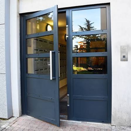 Porte de hall d’immeuble à Paris : remplacement, sécurisation et entretien pour copropriétés