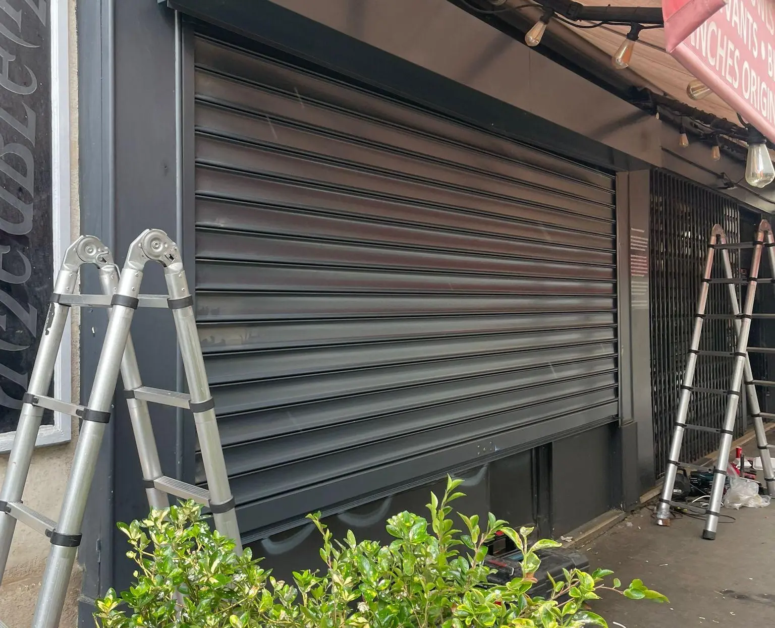 Volet roulant commercial bloqué à Paris : dépannage et remplacement en urgence