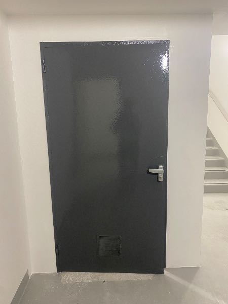 Mise en sécurité d’un sous-sol de copropriété : SAS et porte métallique anti-panique