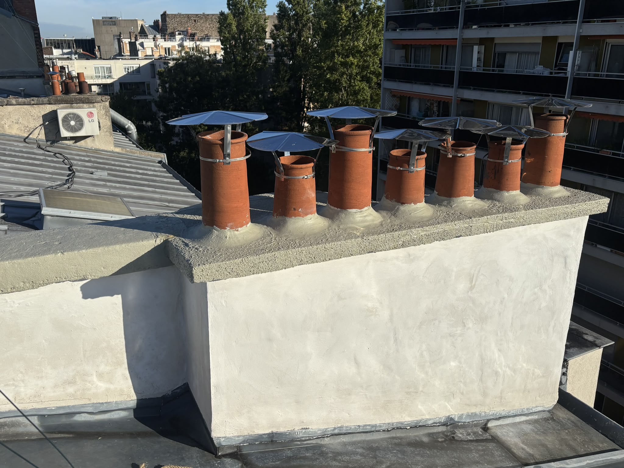 Toiture zinc de copropriété : réfection d’une souche de cheminée et mesures conservatoires à Paris 19ᵉ
